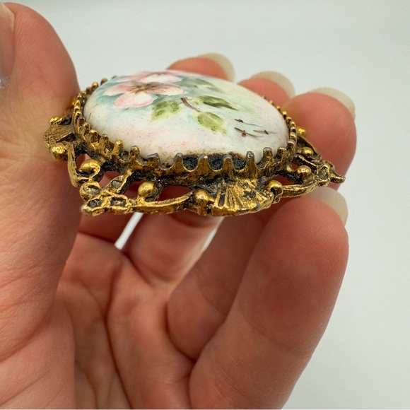Handpainted Floral Victorian Style Gold tone Vintage Ceramic Pendant / Brooch - Picture 5 of 14